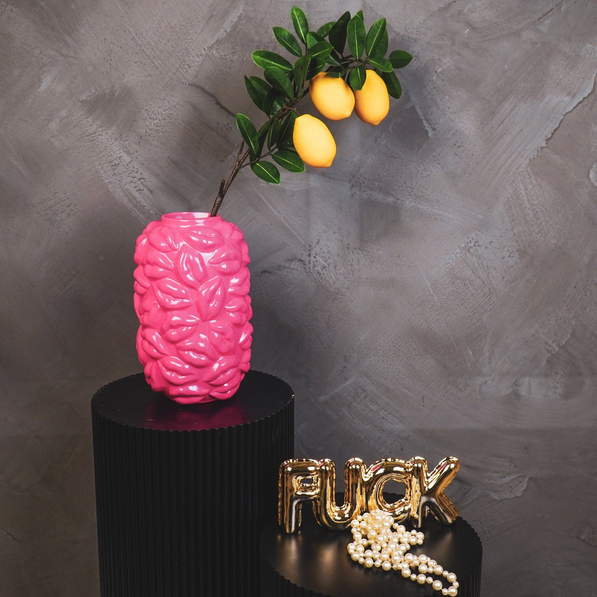 Kisses Neonrosa – Keramikvase mit skulpturaler Lippenstruktur