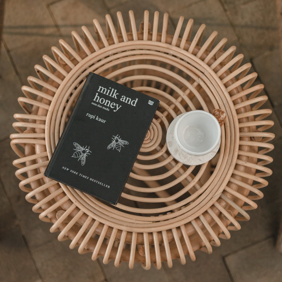 Alamaya – Rattan-Beistelltisch mit klarer Form