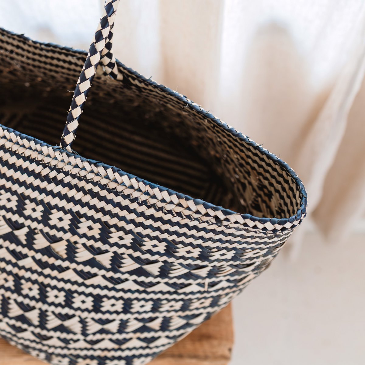 Kidul – Schwarze Rattan Tasche mit traditionellem Muster aus Seegras