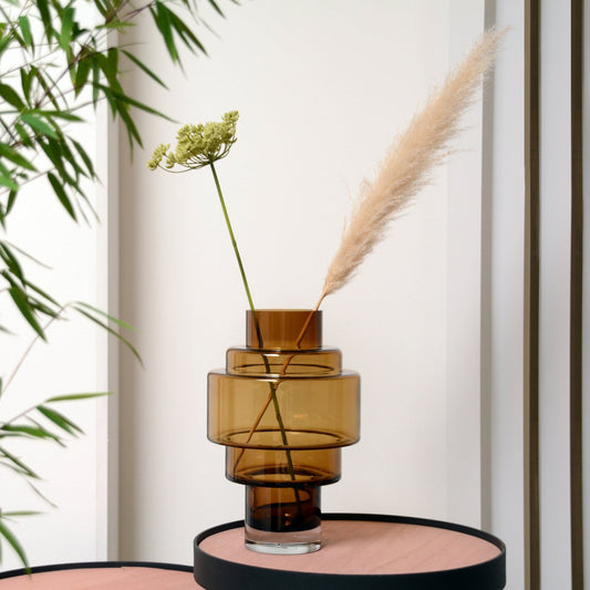 Vase „Bargeld“ – Mundgeblasenes Glas mit architektonischer Struktur