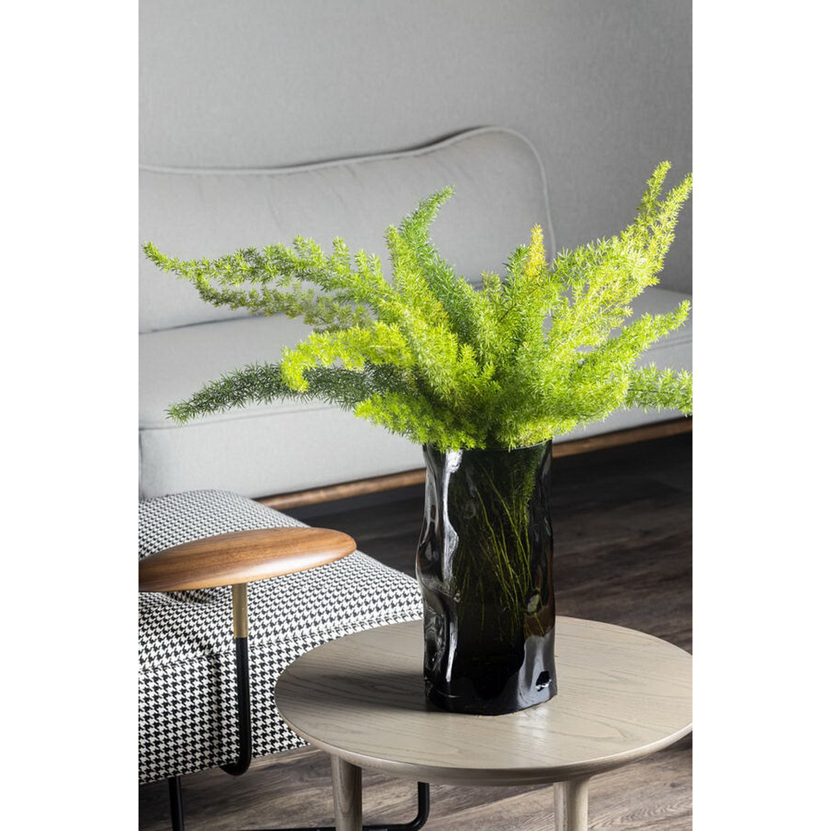 Zylindrische Glasvase mit unregelmäßiger Form, wie schwarzes Holz. ABU30GR