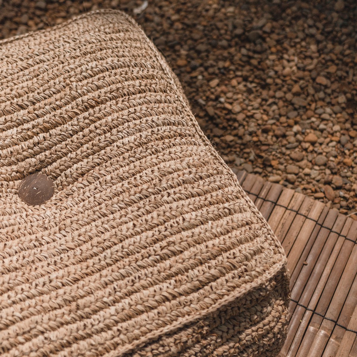 Pouf „Padar“ – Handgeknüpfter Sitzhocker aus Bast