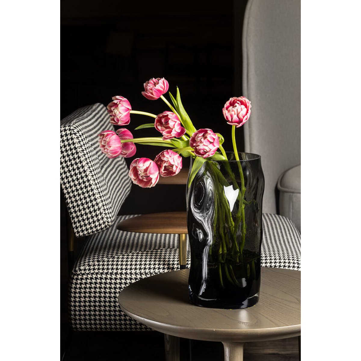 Zylindrische Glasvase mit unregelmäßiger Form, wie schwarzes Holz. ABU30GR