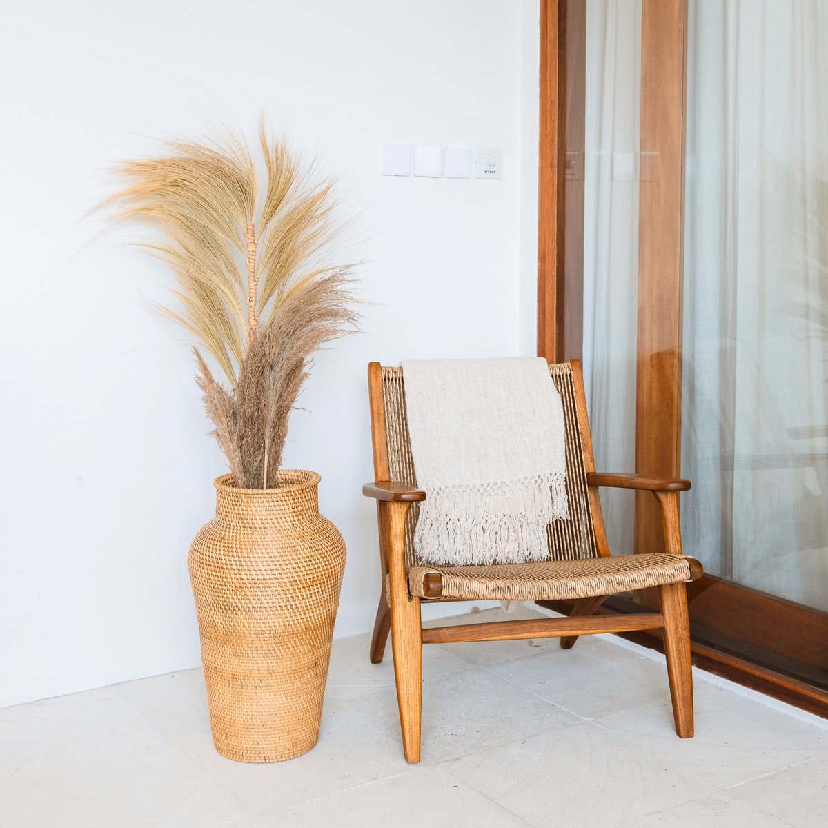 Rattanvase „Kidung“ – Große Boho-Bodenvase aus Naturfasern