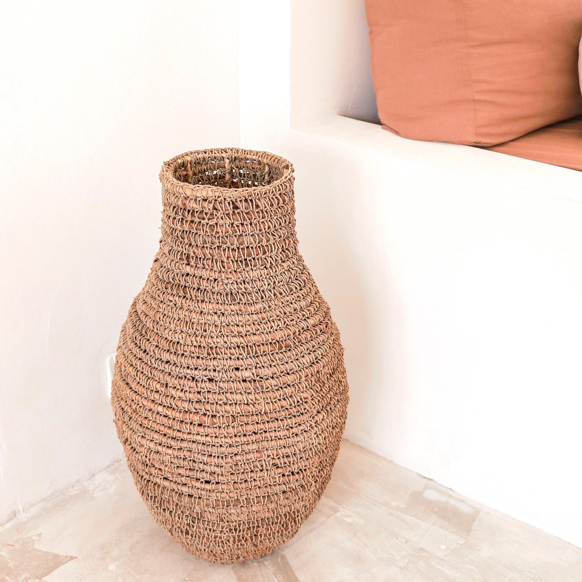 Boho-Vase „Sakra“ – Handgewebte Bodenvase aus Bananenfaser & Bast