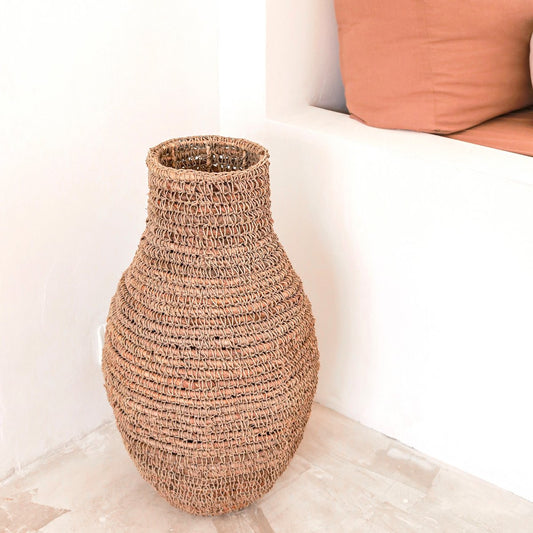 Boho-Vase „Sakra“ – Handgewebte Bodenvase aus Bananenfaser & Bast