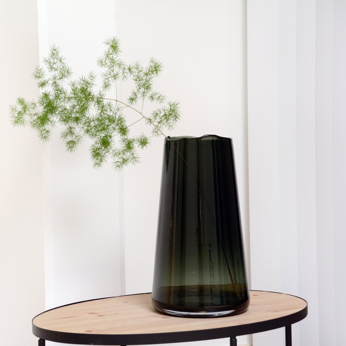 Vase „Geheimer Schrei“ – Rauchgraues Glas mit klarer Silhouette