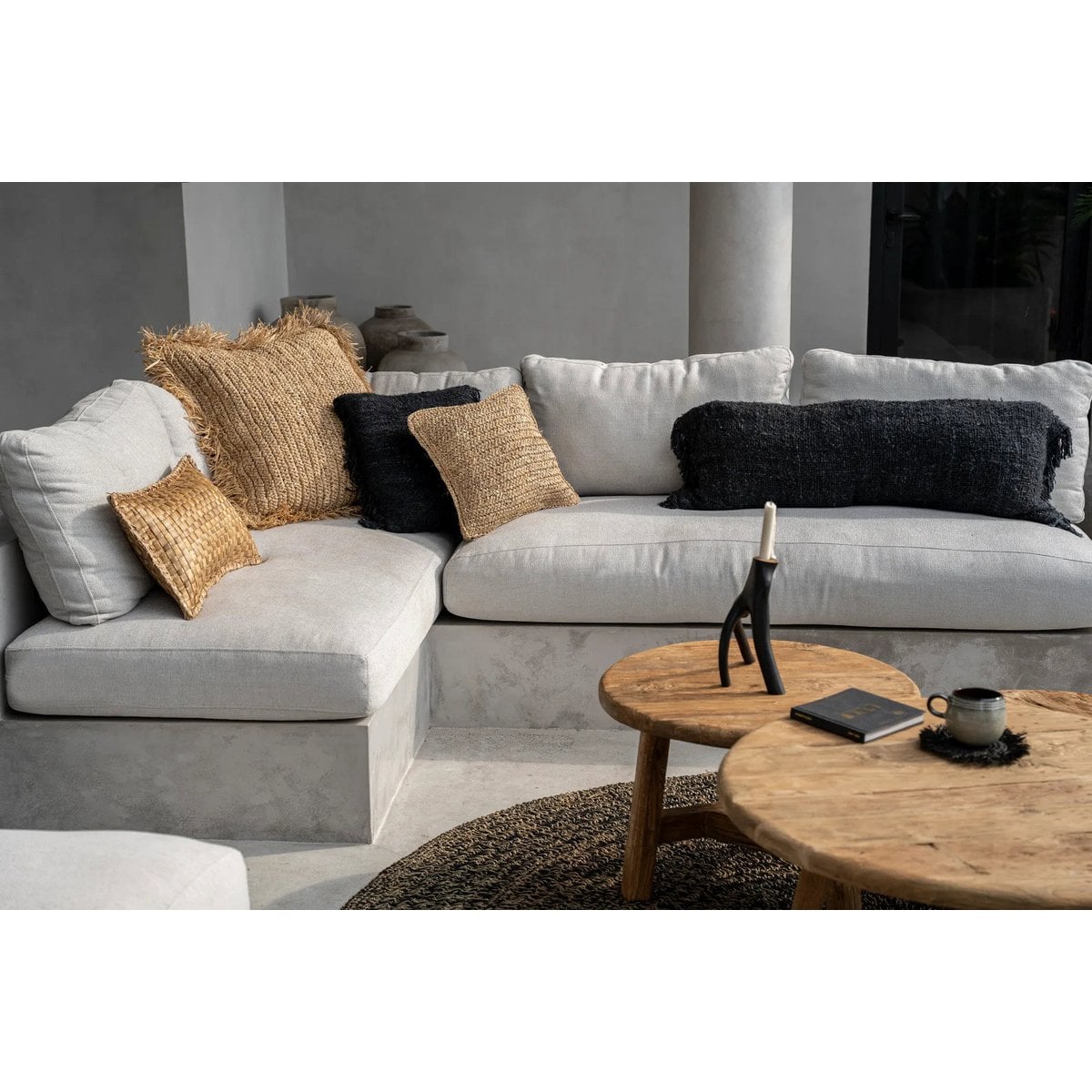 Kissenbezug „Bast Flores“ – Quadratisch aus Bast & Baumwolle (40 × 40 cm)