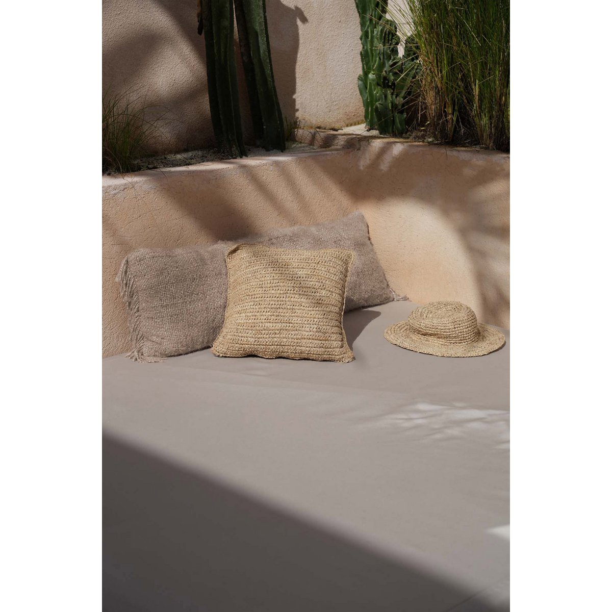 Kissenbezug „Bast Flores“ – Quadratisch aus Bast & Baumwolle (40 × 40 cm)