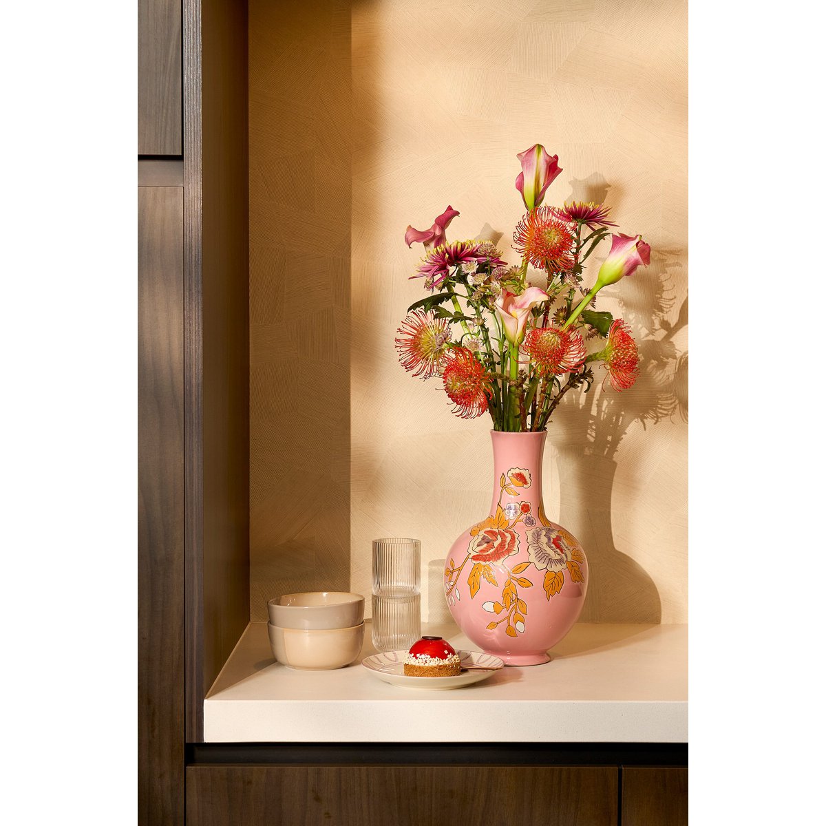 Vase „Eloise“ – Keramikvase in Rosa mit floralem Dekor