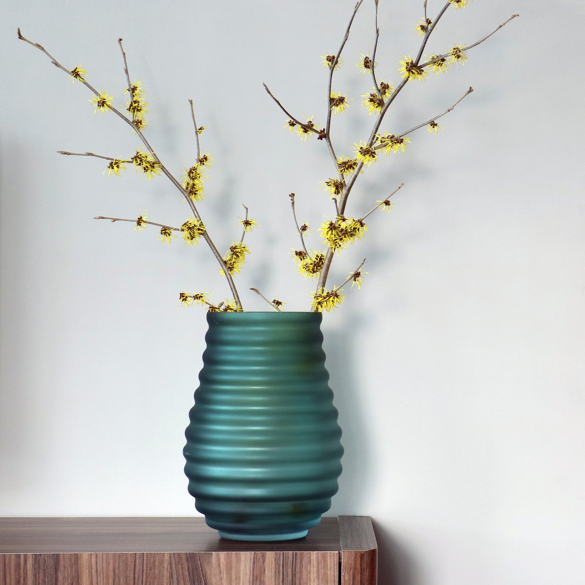 Vase „Chinko“ – Satingrün, gerilltes Glas mit Tiefe