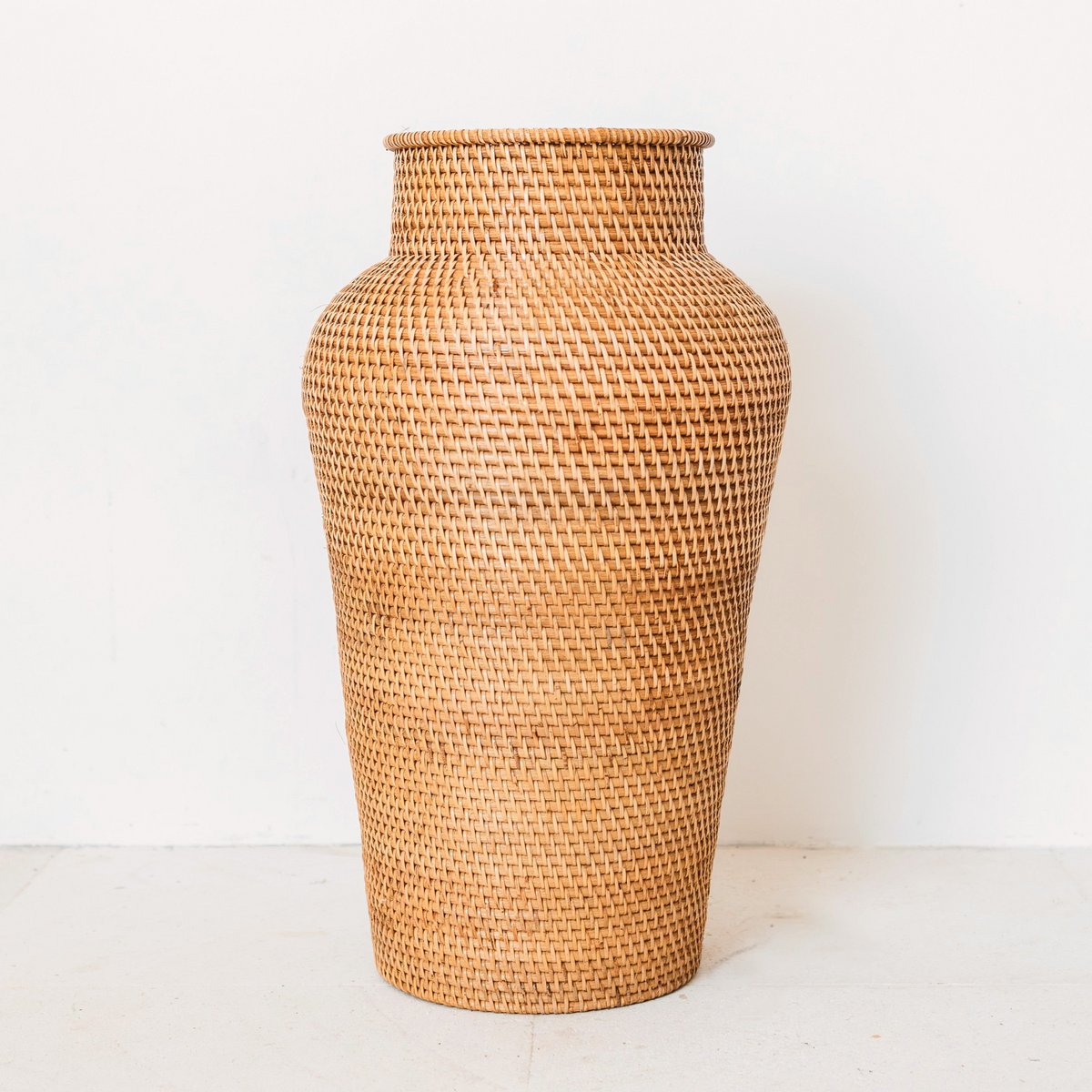 Rattanvase „Kidung“ – Große Boho-Bodenvase aus Naturfasern