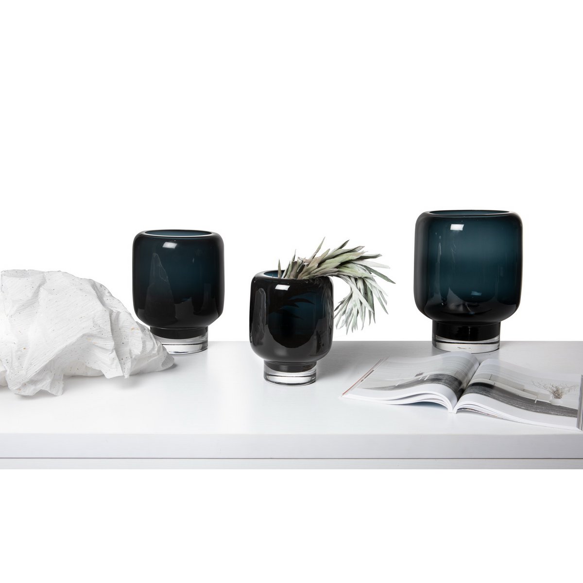 Vase „ZADAR“ – Skulpturale Glasvase in Tintenblau