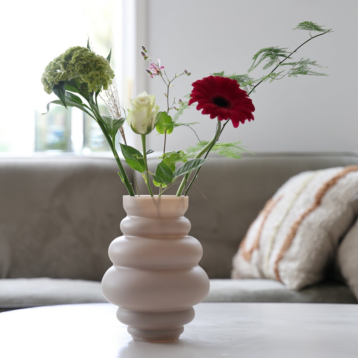 Vase „Maputo“ – Mundgeblasenes Glas in Elfenbein, skulpturale Silhouette