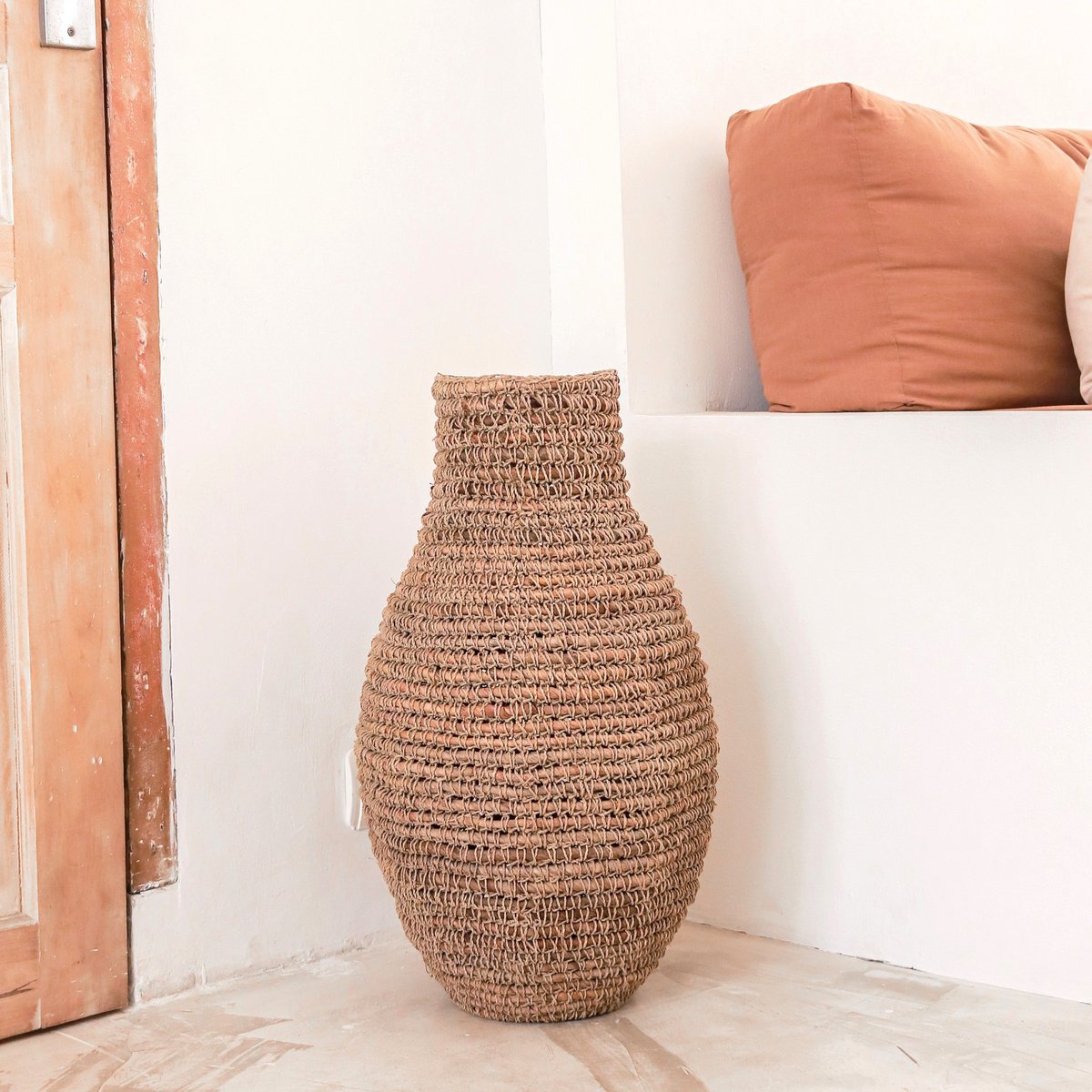 Boho-Vase „Sakra“ – Handgewebte Bodenvase aus Bananenfaser & Bast