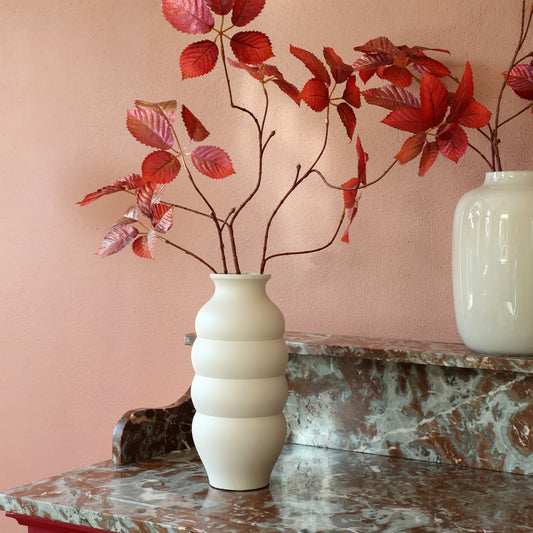 Carmen Elfenbein – Kugelförmige Metallvase in ruhigem Elfenbeinton