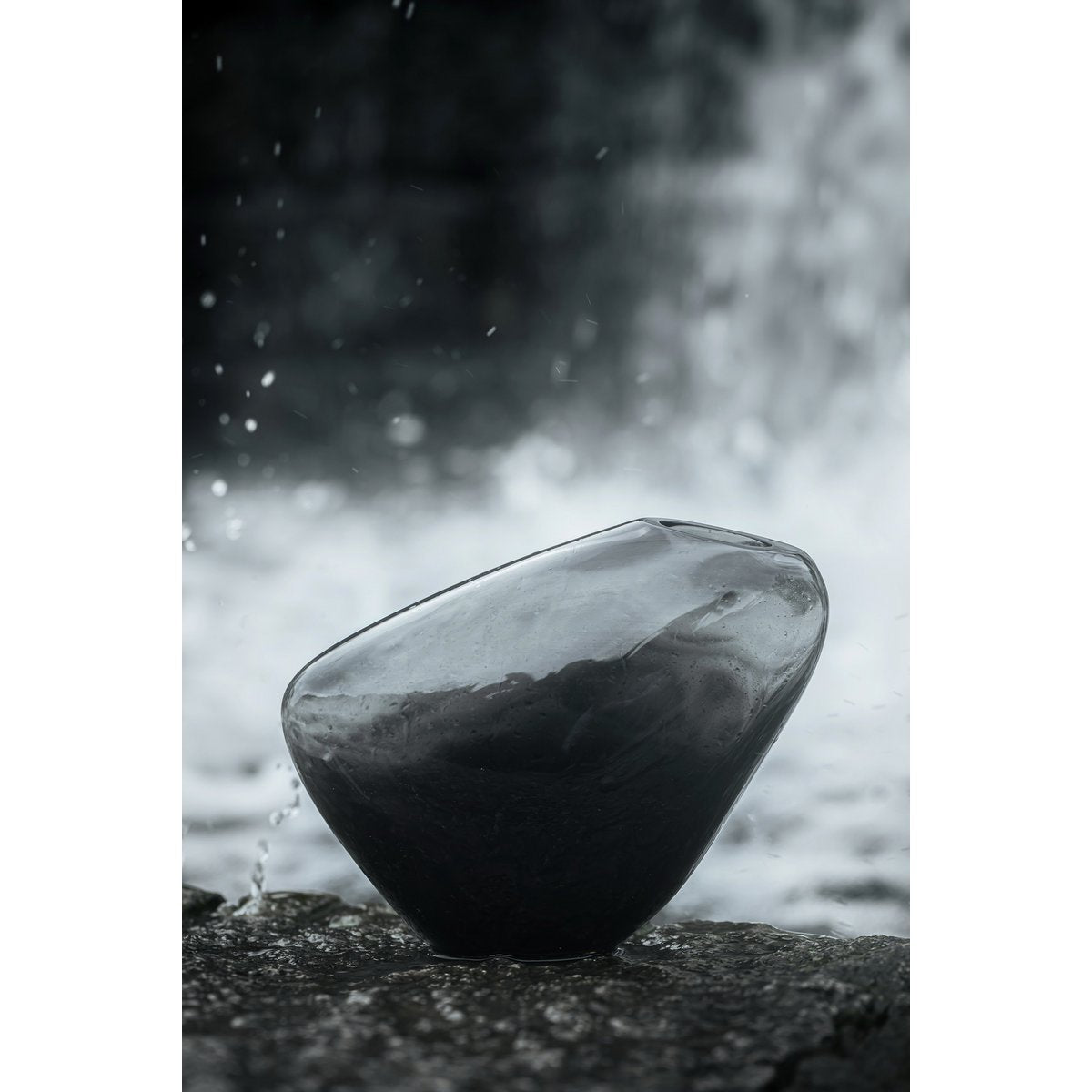 KOOKY16GR – Organische Glasvase in kieselförmiger Form