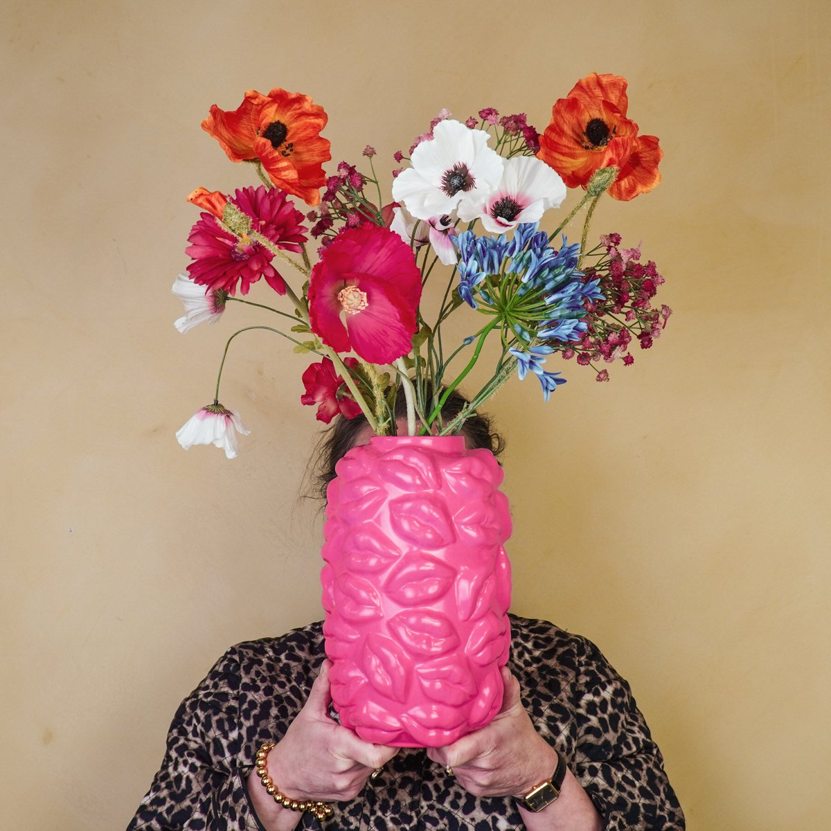 Kisses Neonrosa – Keramikvase mit skulpturaler Lippenstruktur