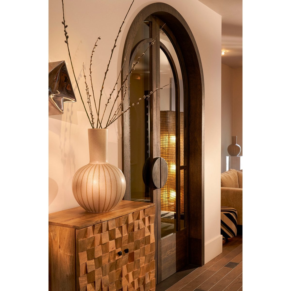 Keramikvase „Holm“ – Cremefarbenes Designobjekt mit Linienstruktur