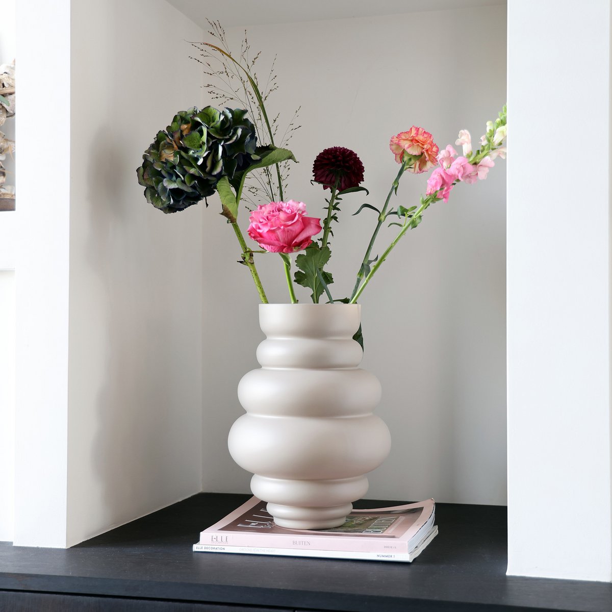 Vase „Maputo“ – Mundgeblasenes Glas in Elfenbein, skulpturale Silhouette