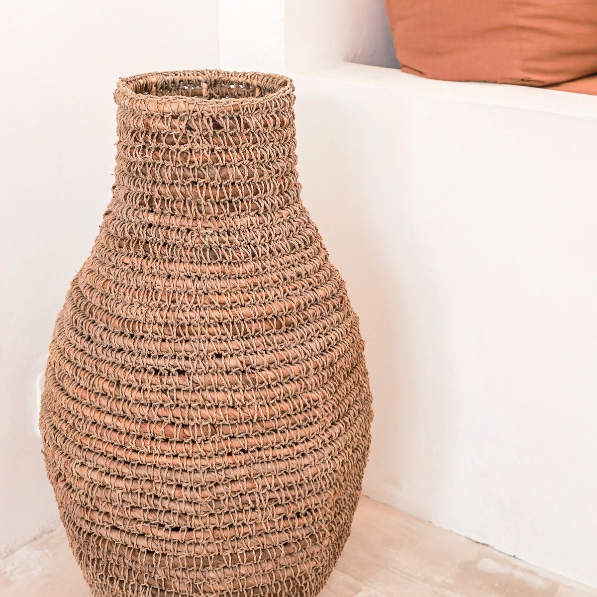 Boho-Vase „Sakra“ – Handgewebte Bodenvase aus Bananenfaser & Bast
