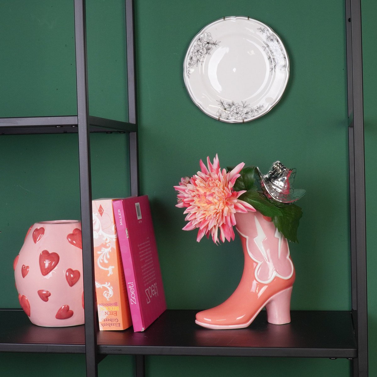 Stiefelvase Disco Hat Pink / Orange – Keramikvase in Stiefelform mit Hutdetail