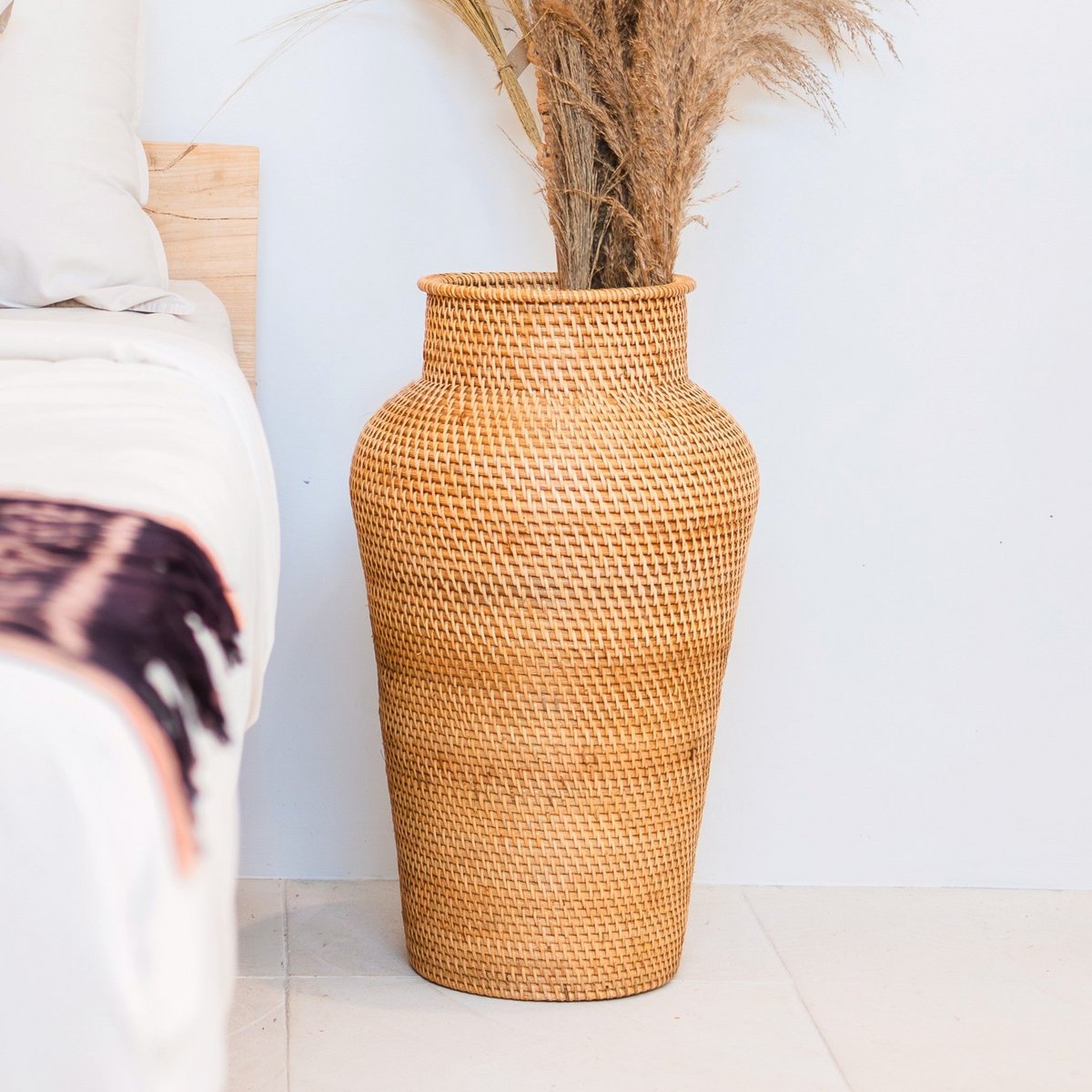Rattanvase „Kidung“ – Große Boho-Bodenvase aus Naturfasern