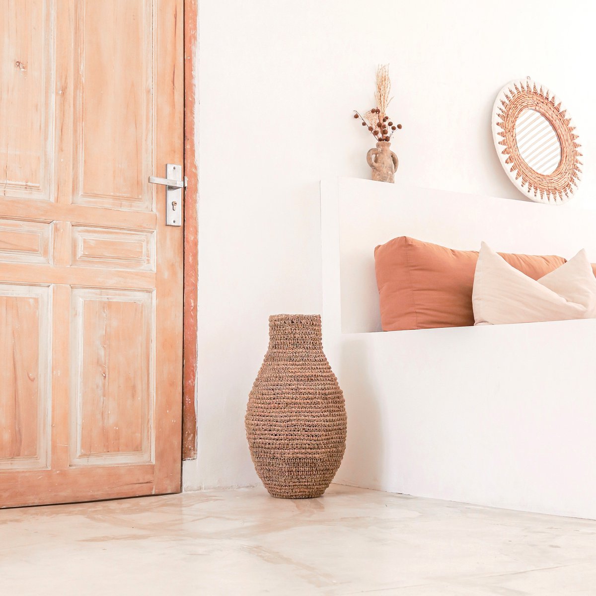 Boho-Vase „Sakra“ – Handgewebte Bodenvase aus Bananenfaser & Bast