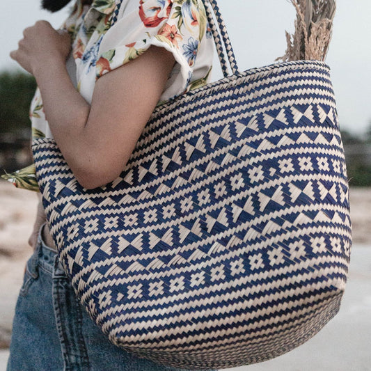 Kidul – Blaue Rattan Tasche mit traditionellem Muster