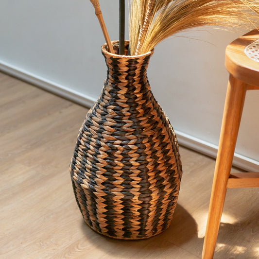 Dayana Schwarz – Geflochtene Boho Vase aus Wasserhyazinthe