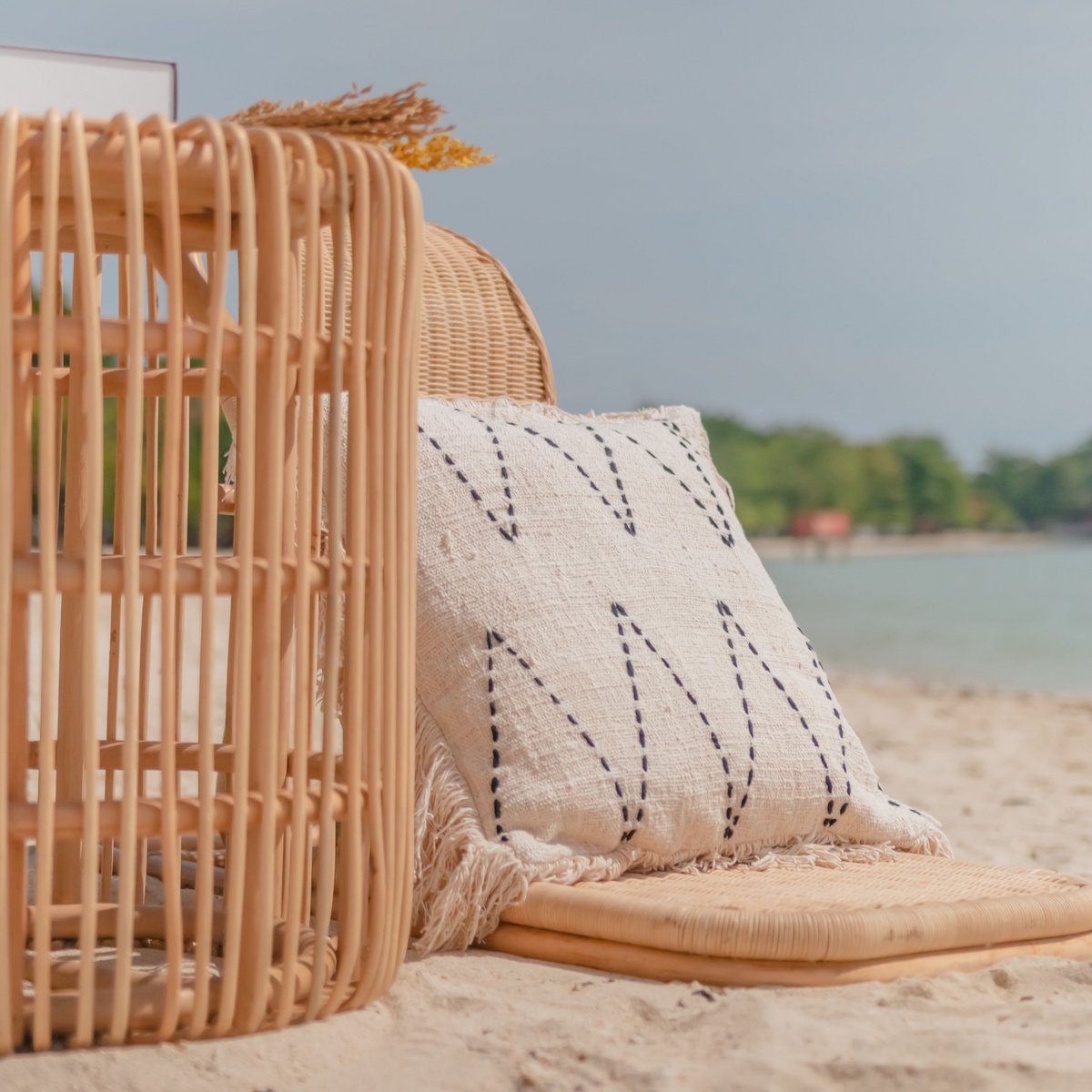 Alamaya – Rattan-Beistelltisch mit klarer Form