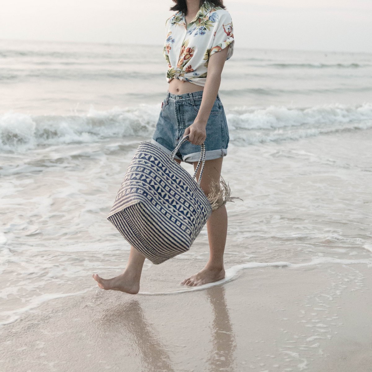 Kidul – Blaue Rattan Tasche mit traditionellem Muster