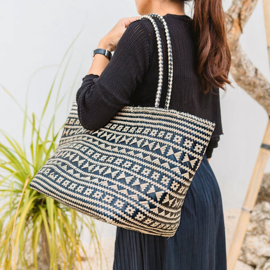 Kidul – Schwarze Rattan Tasche mit traditionellem Muster aus Seegras