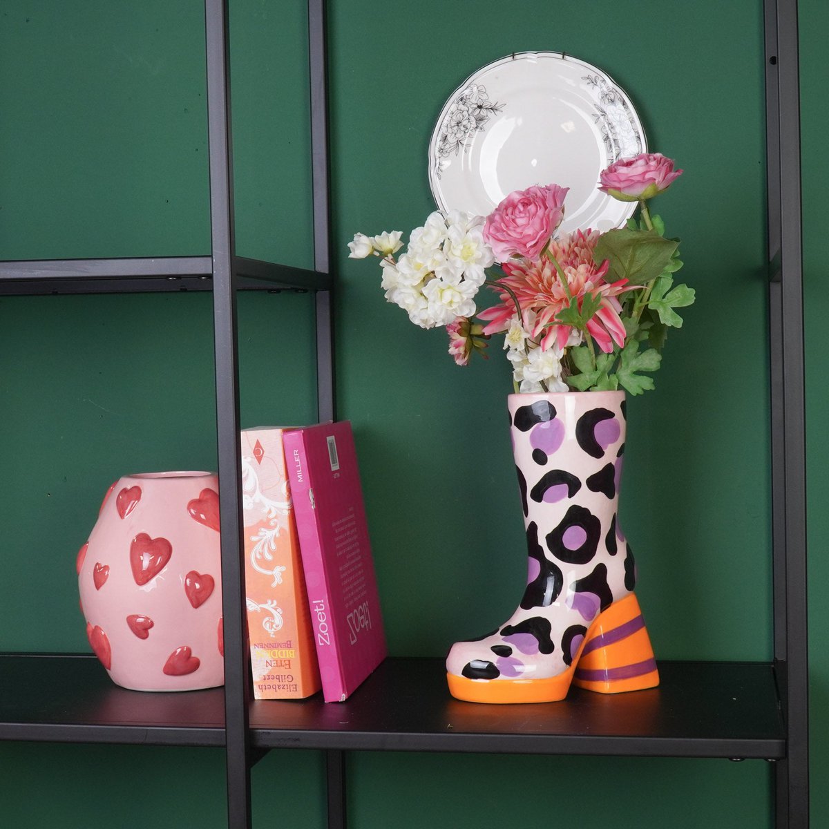 Stiefelvase Leopard Pink / Orange – Keramikvase in Stiefelform mit Leopardenmuster