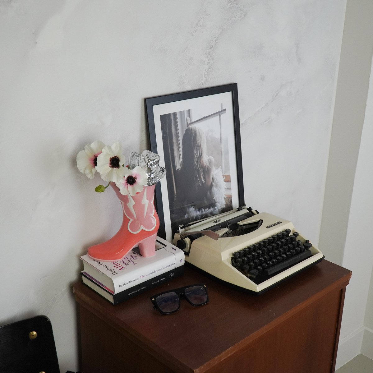 Stiefelvase Disco Hat Pink / Orange – Keramikvase in Stiefelform mit Hutdetail