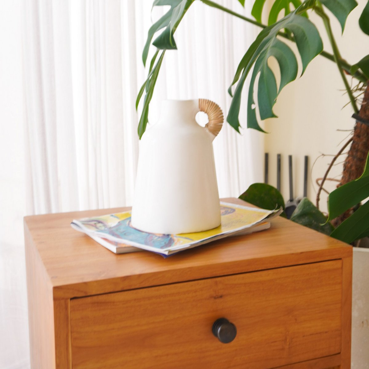 Sana – Kleine Tonvase mit Rattangriff