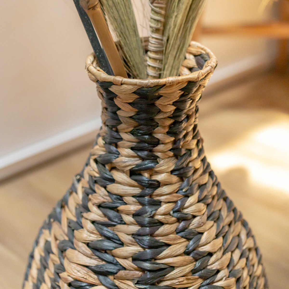 Dayana Schwarz – Geflochtene Boho Vase aus Wasserhyazinthe