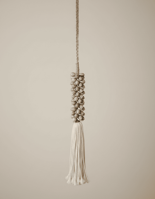 ANKASCHU | Muscheln & Baumwolle | Wanddeko „Muschelquaste“ – Grau